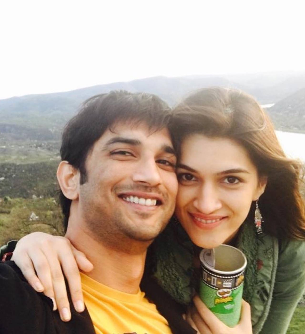In this candid and cute moment, Kriti Sanon enjoys the company of Sushant Singh Rajput and Pringles. The duo indulged in a lot of fun during the release of 'Raabta' in 2017