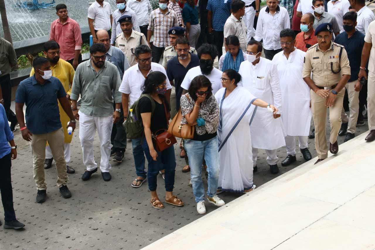 Chief Minister Mamata Banerjee, who supervised the proceedings, paid floral tributes to the late singer, whose body was kept at Rabindra Sadan for some time. Banerjee was seen consoling KK's wife and other family members who were present at the venue.