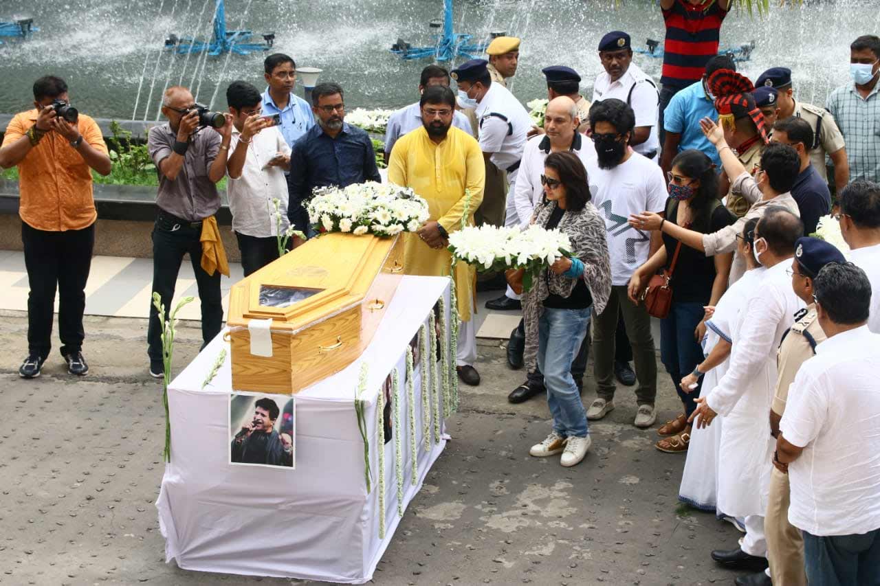 The 53-year-old singer's body was brought to Rabindra Sadan after post-mortem examination was conducted at state-run SSKM Hospital earlier in the day, an official said.