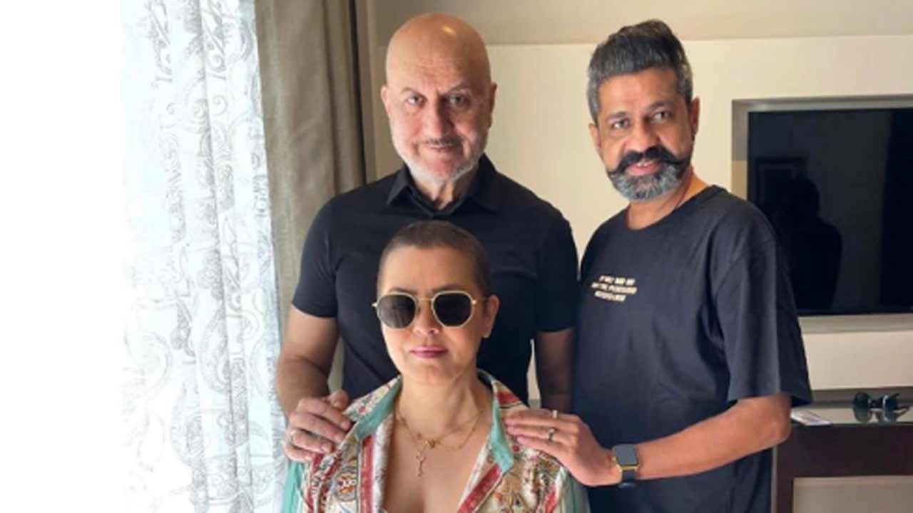 Mahima Chaudhary joins Anupam Kher for photo shoot; laughs through the tears
