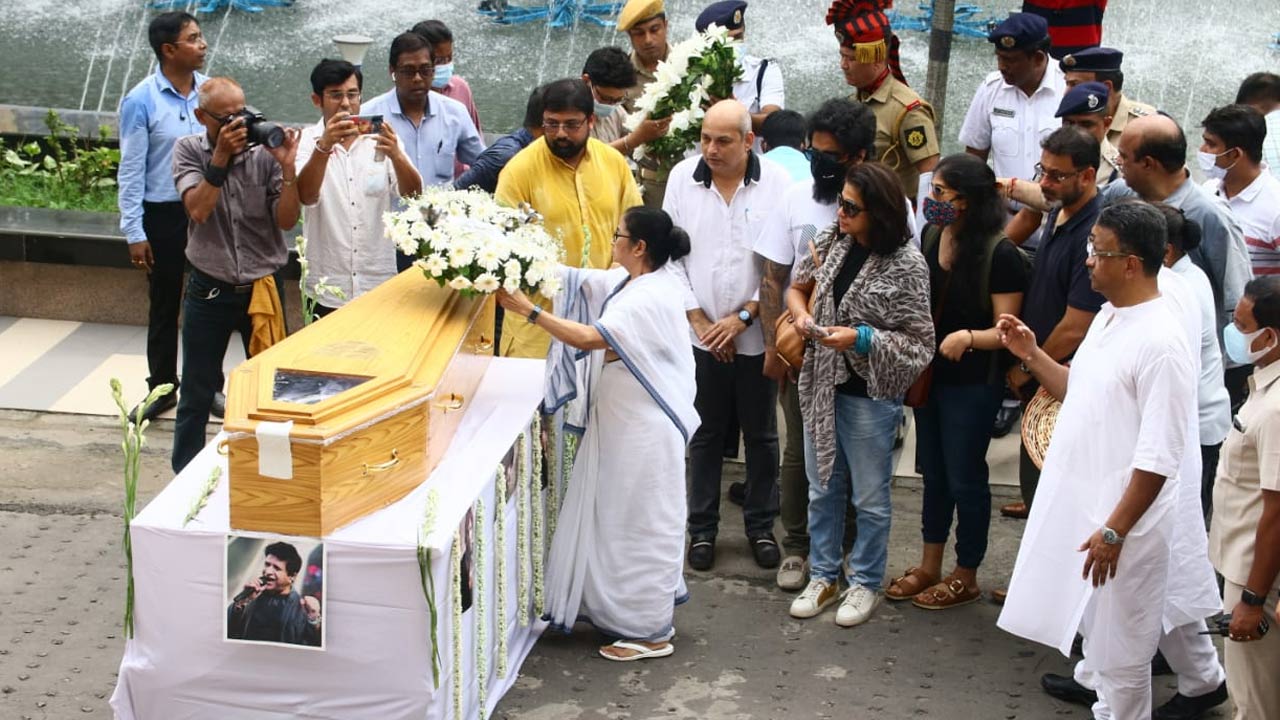 West Bengal Chief Minister Mamata Banerjee also paid her last respects to the singer.