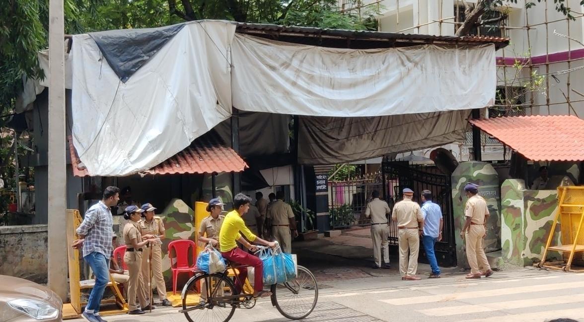 Police Bandobast outside 'Matoshree' Gate at Bandra. Pic/Sameer Markande