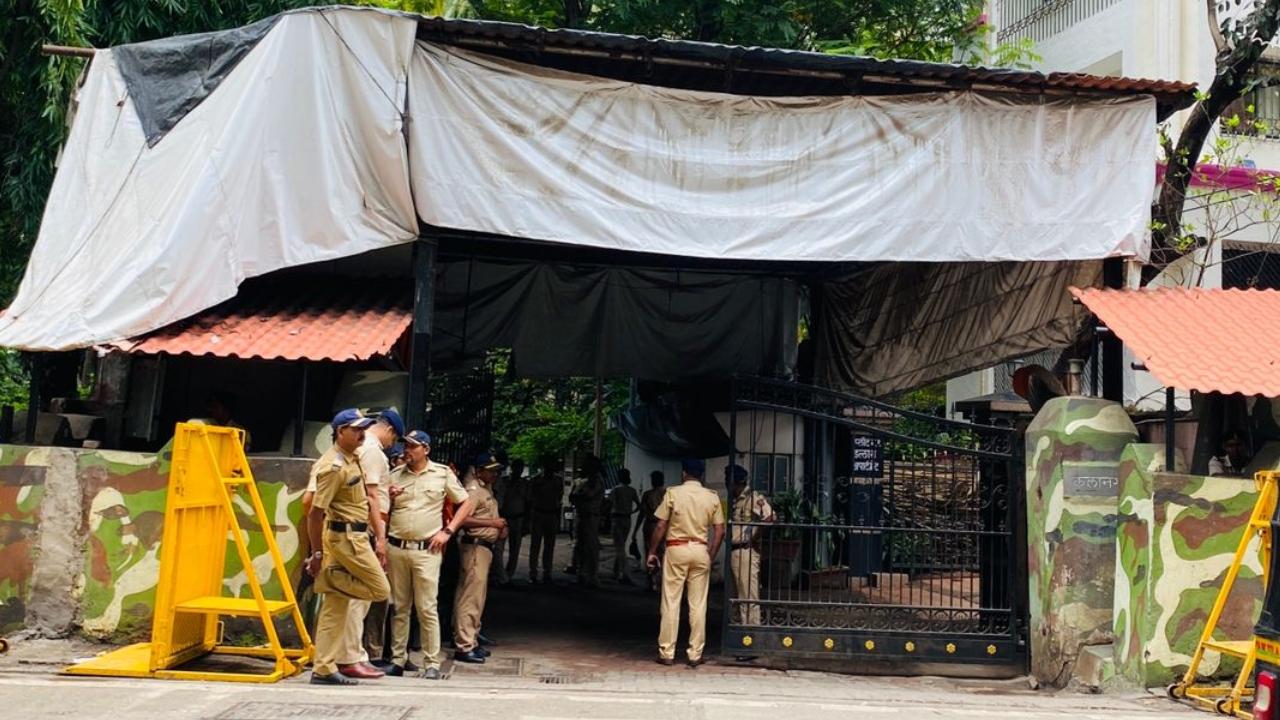 Heavy security presence at Matoshree, the residence of Uddhav Thackeray as supporters and leaders continue to visit him. Pic/Shadab Khan