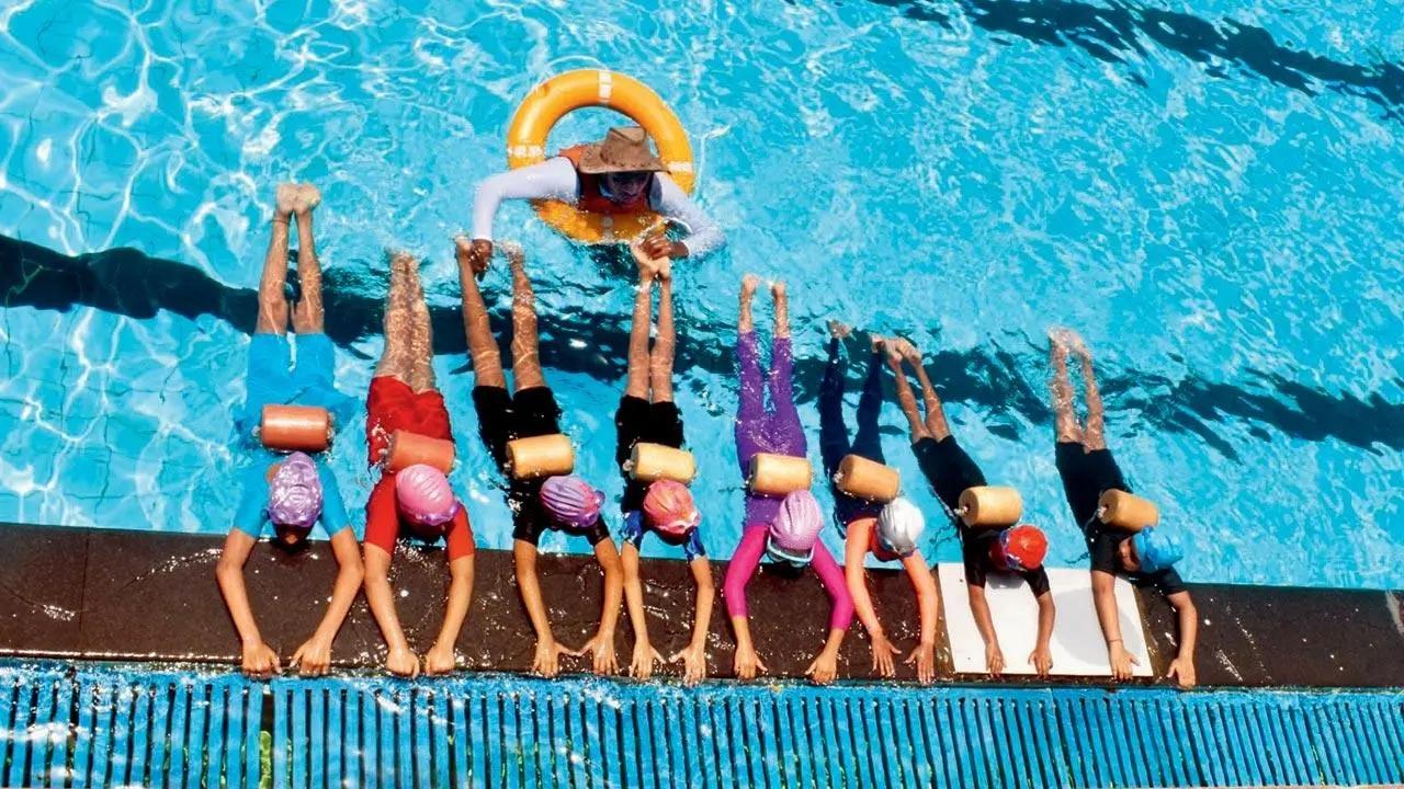 Water babies: Students practise footwork under the vigilant eye of their swimming trainer in Vile Parle’s Chhatrapati Shivaji Maharaj Smarak Samiti Jaltaran Talav. Pic/Udya Devrukhkar