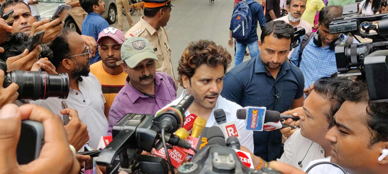 The last rites of the singer, who passed away on Tuesday night, will be performed in Mumbai today. Javed Ali was clicked by the shutterbugs as he arrived for the last rites at Singer KK's Mumbai home