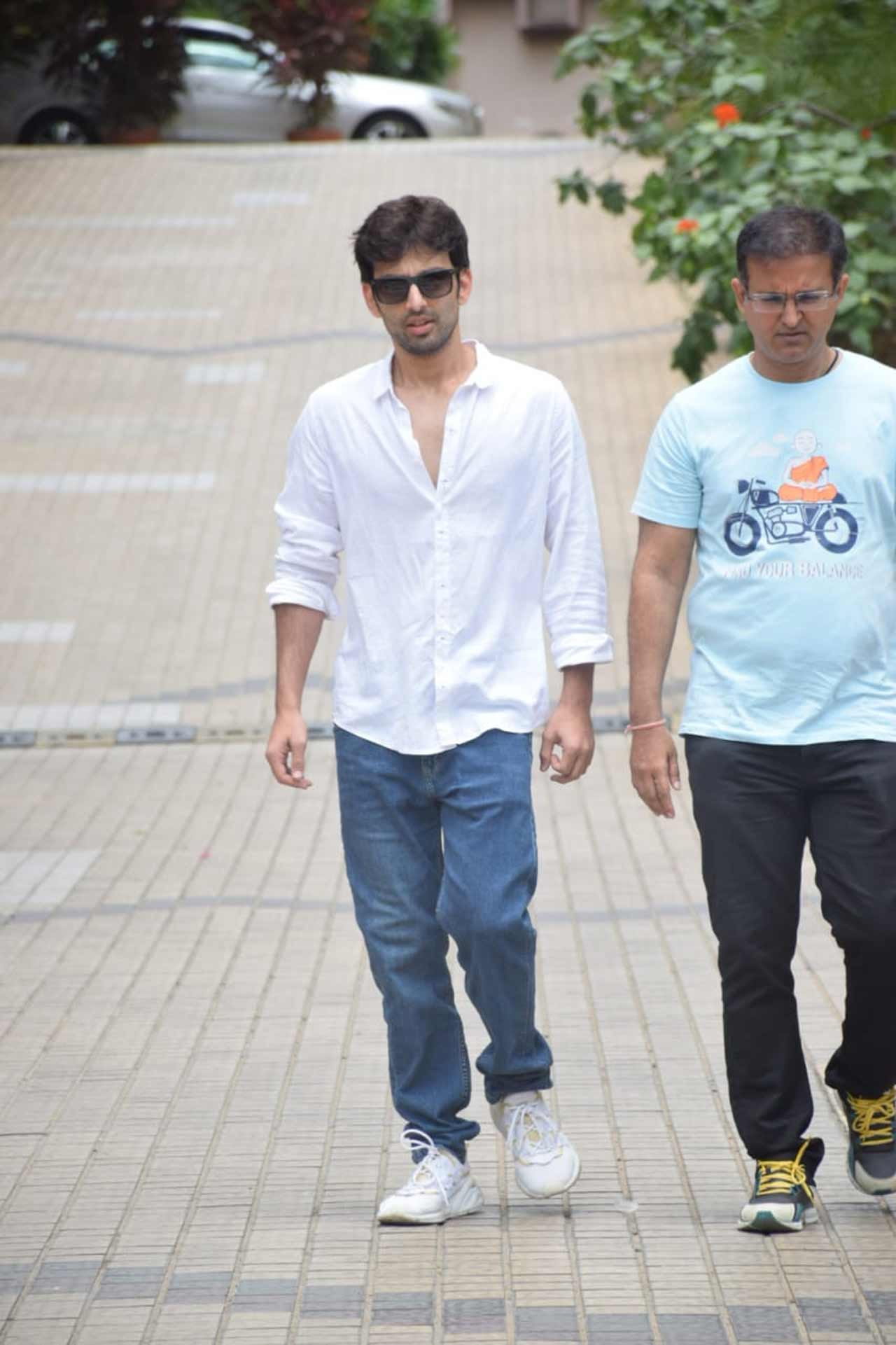 'Yariyaan' actor Himansh Kohli at KK's last rites, held at the late singer's Mumbai home