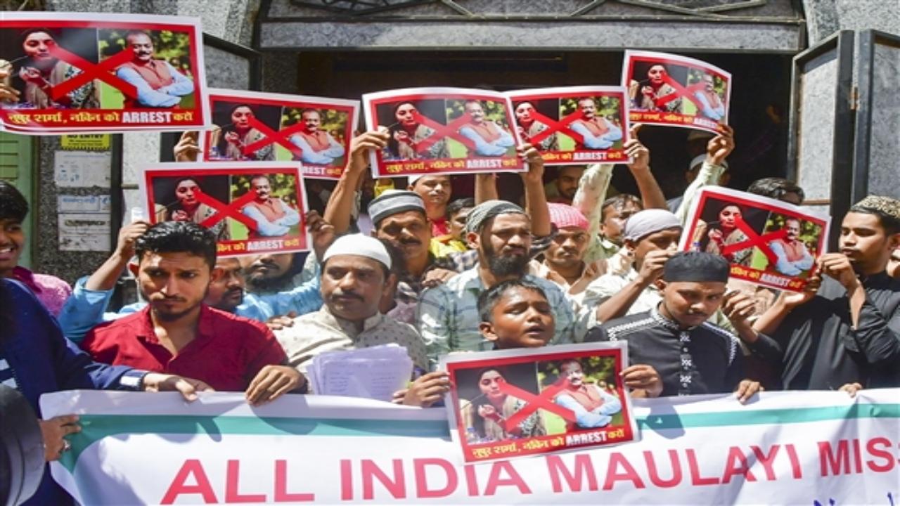 Members of All India Maulayi Mission protest outside Ashrafiya Jama Masjid, in Mumbai. Pic/PTI