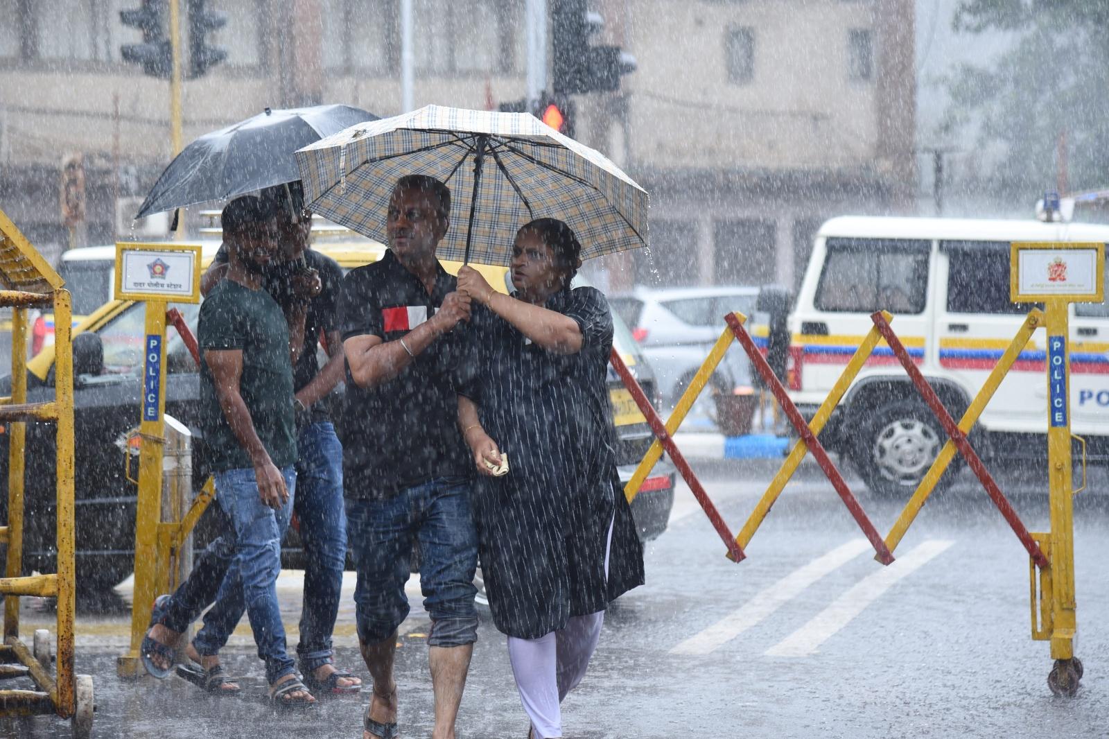 According to IMD Mumbai, from June 1 the Colaba observatory recorded the total rainfall of 219 mm, while the Santacruz observatory recorded a total rainfall of 127.8 mm. Pic/PTI