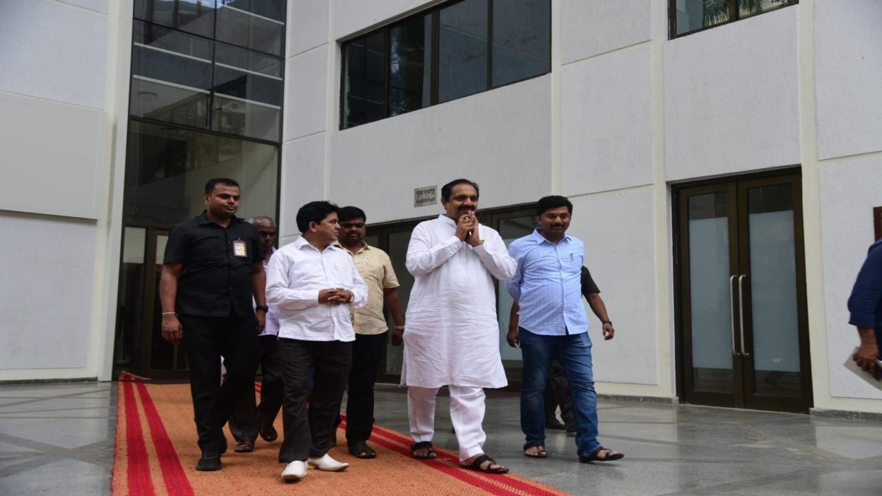 NCP leader Jayant Patil leaving YB Chavan Centre after party meeting in Mumbai. Pic/Pradeep Dhivar