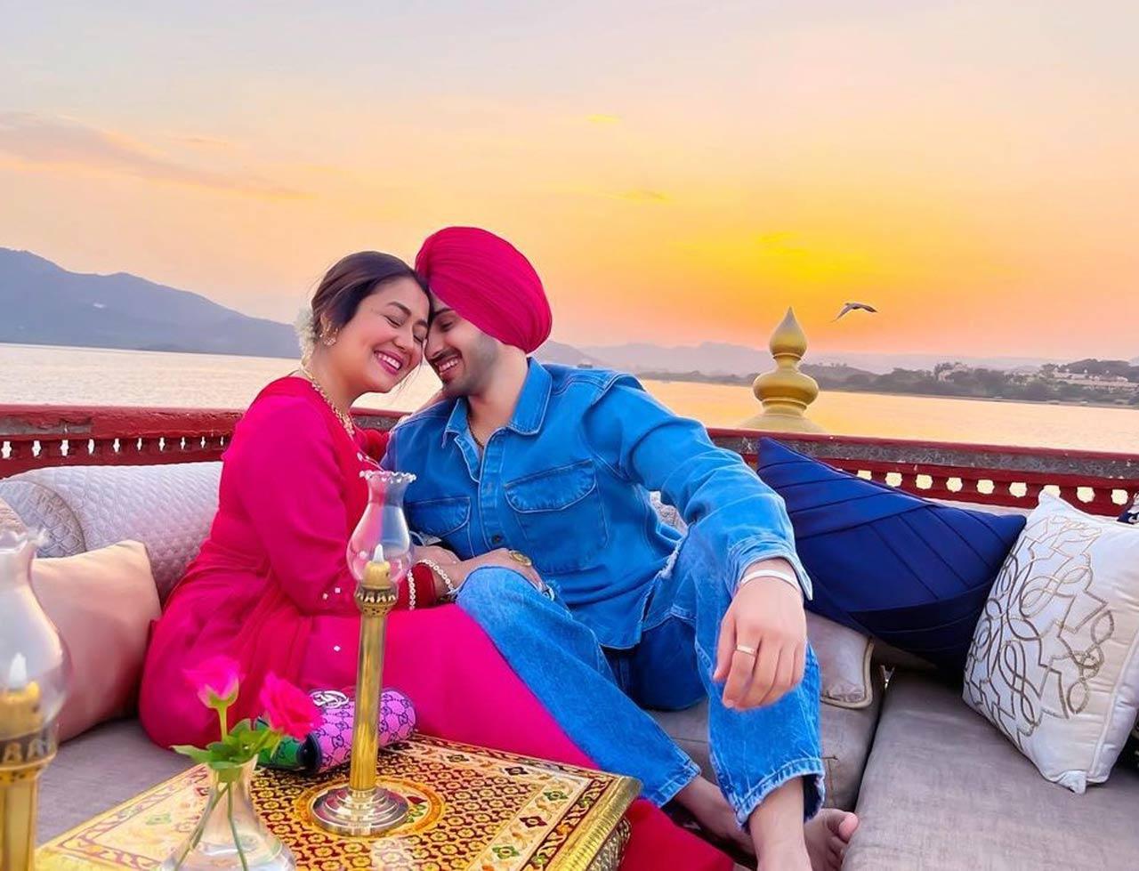 Neha Kakkar and Rohanpreet Singh struck a beautiful pose against the backdrop of an equally beautiful background. So what was the occasion? Neha Kakkar wrote- 