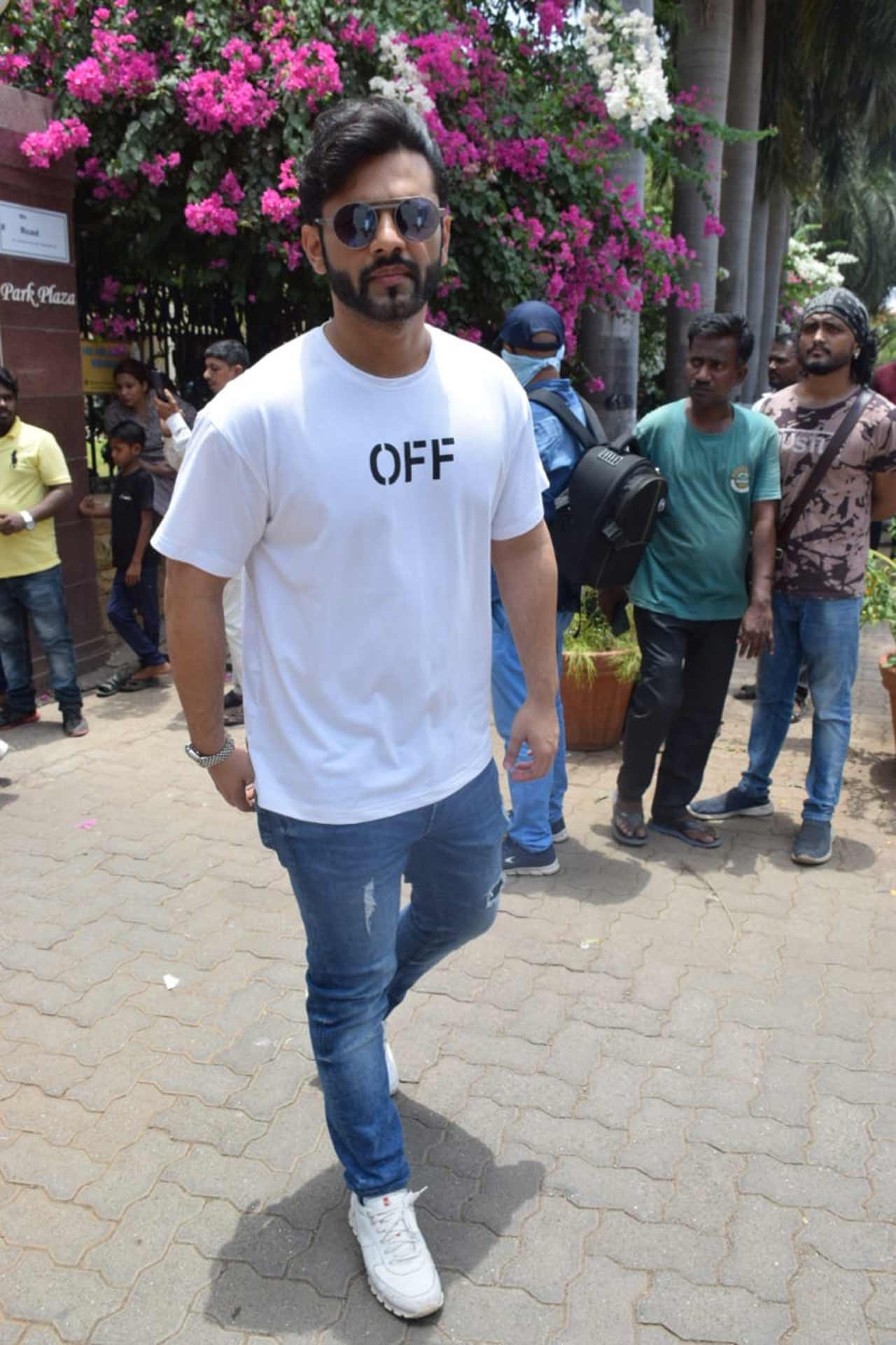 Bollywood singer Rahul Vaidya, who is known for his stint in popular reality show Bigg Boss, also arrived at KK's last rites