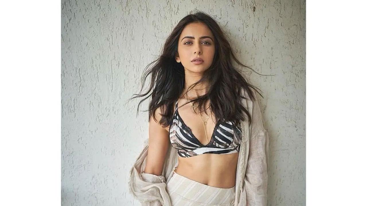 Rakul Preet Singh, treated fans to a special dance video, as she grooved to 'Pasoori' on Friday.  Flaunting her toned body and sexy moves, Rakul is a sight to behold in the video, dressed in a black crop top and skirt with a slit. Read the full story here