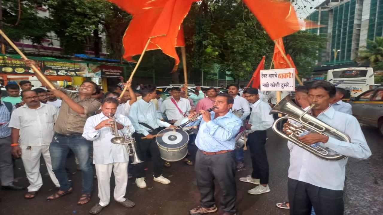 Shiv Sena supporters outside Uddhav Thackeray's residence Matoshree in Bandra. Pic/Sameer Abedi