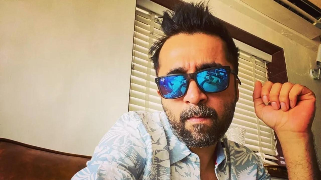 Actor Shakti Kapoor's son Siddhanth Kapoor arrested by Bengaluru police for consuming drugs
Bollywood actor Shakti Kapoor's son Sidhhanth Kapoor was arrested by the Bengaluru police for allegedly consuming drugs, the police said. Sidhhanth was initially detained along with 35 others following a raid at a party organised at a posh hotel. The police had made all the 35 people undergo medical tests out of which five including Sidhhanth's reports turned out to be positive. 