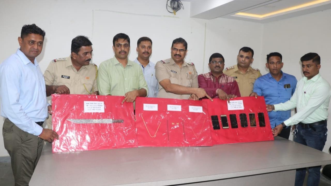 Thane: Three chain snatchers caught after police chase; weapon, mobile phones and jewellery recovered