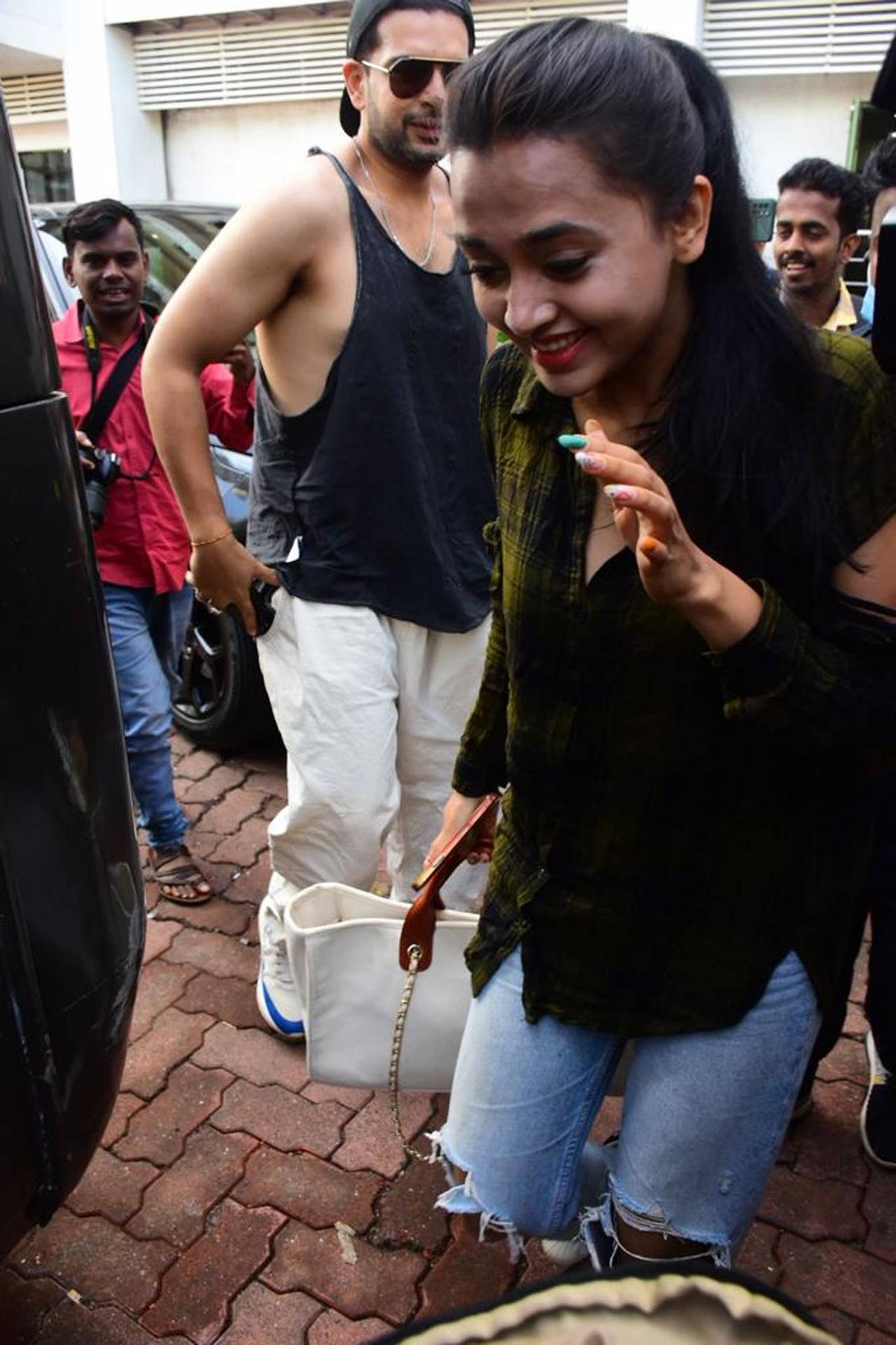 Karan Kundrra and Tejasswi Prakash were all smiles as they arrive on 'Dance Deewane Juniors' sets. Both Karan Kundrra and Tejasswi Prakash were dressed casually and flashed a smile at the paparazzi. Tejasswi's fondness to flaunt quirky and cute expressions could be seen in these pictures too