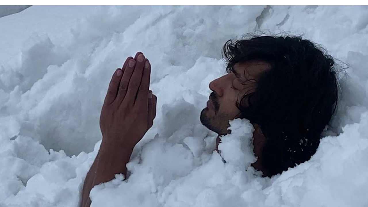 Whacky Wednesday: Vidyut Jammwal meditates in the Himalayan range; buries himself in snow