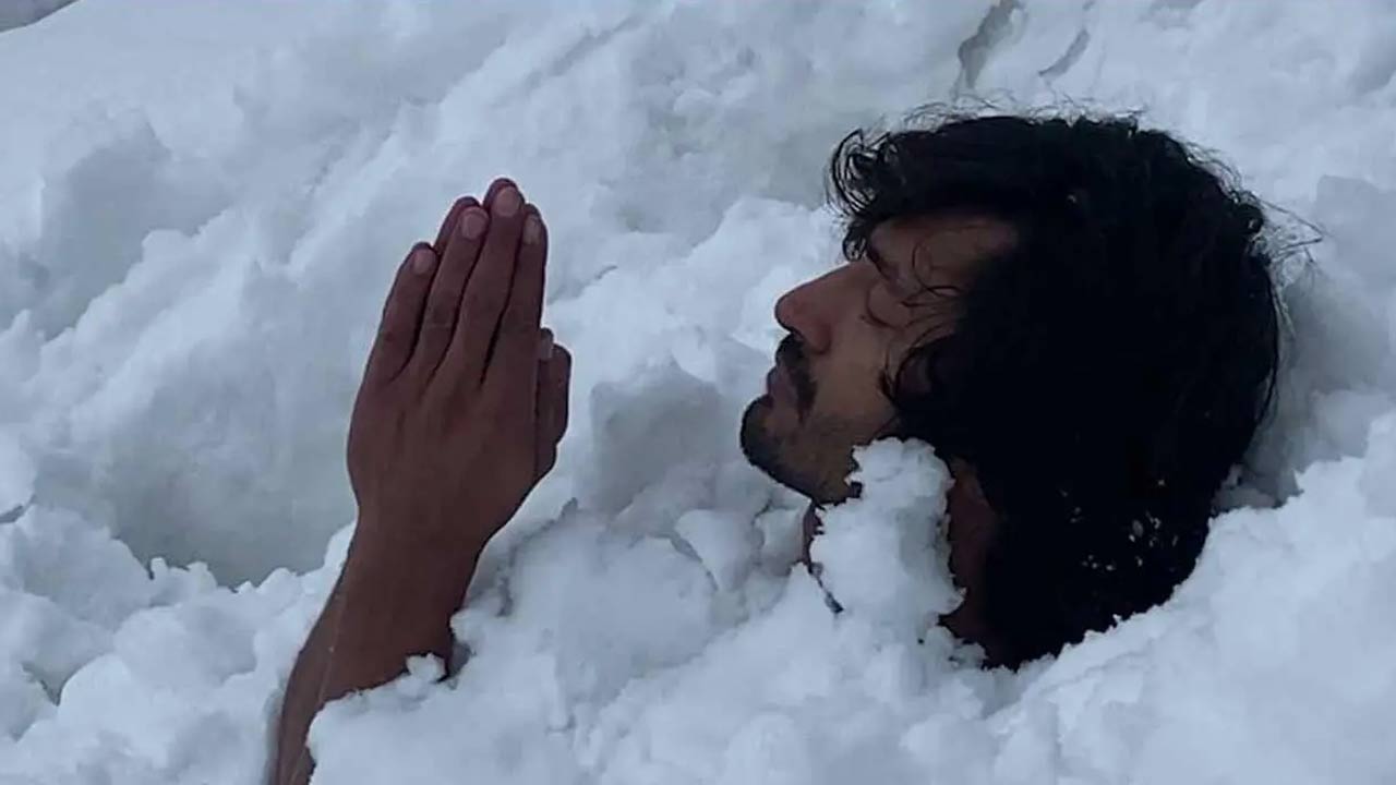 Vidyut Jammwal does it again by surpassing his limits and proving that there are no boundaries. A video has surfaced of the Khuda Haafiz actor, who is seen standing covered in six-feet deep snow in the Himalayas. Read the full story here