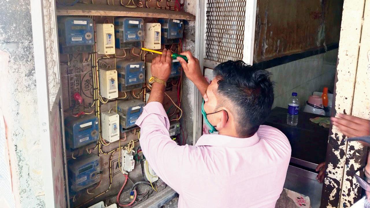 AEML disconnects power supply of 5 consumers at Siddharth Colony, Chembur, to file FIR against 4 others 