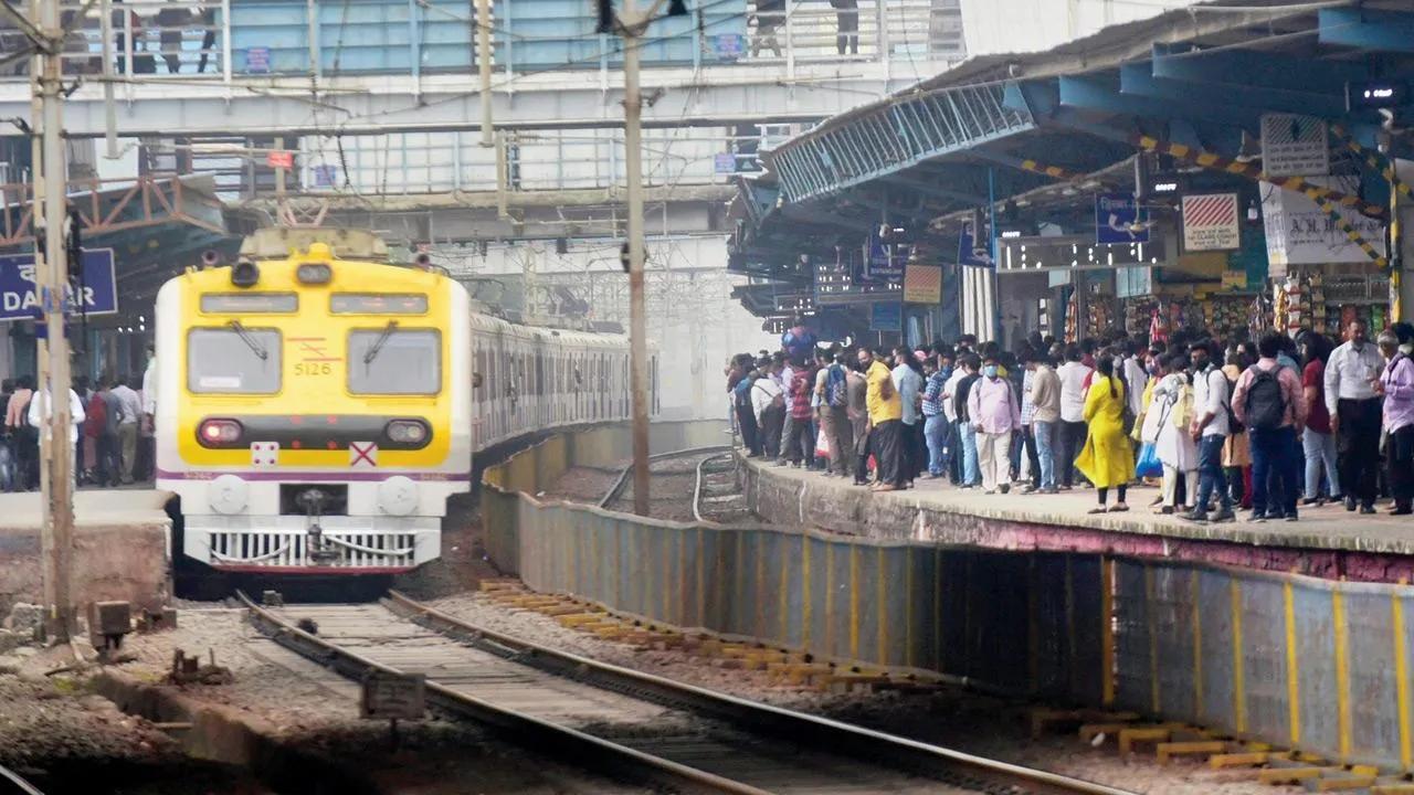 PIL challenges vaccine mandate for suburban train travel; Bombay High Court seeks Maharashtra govt's reply