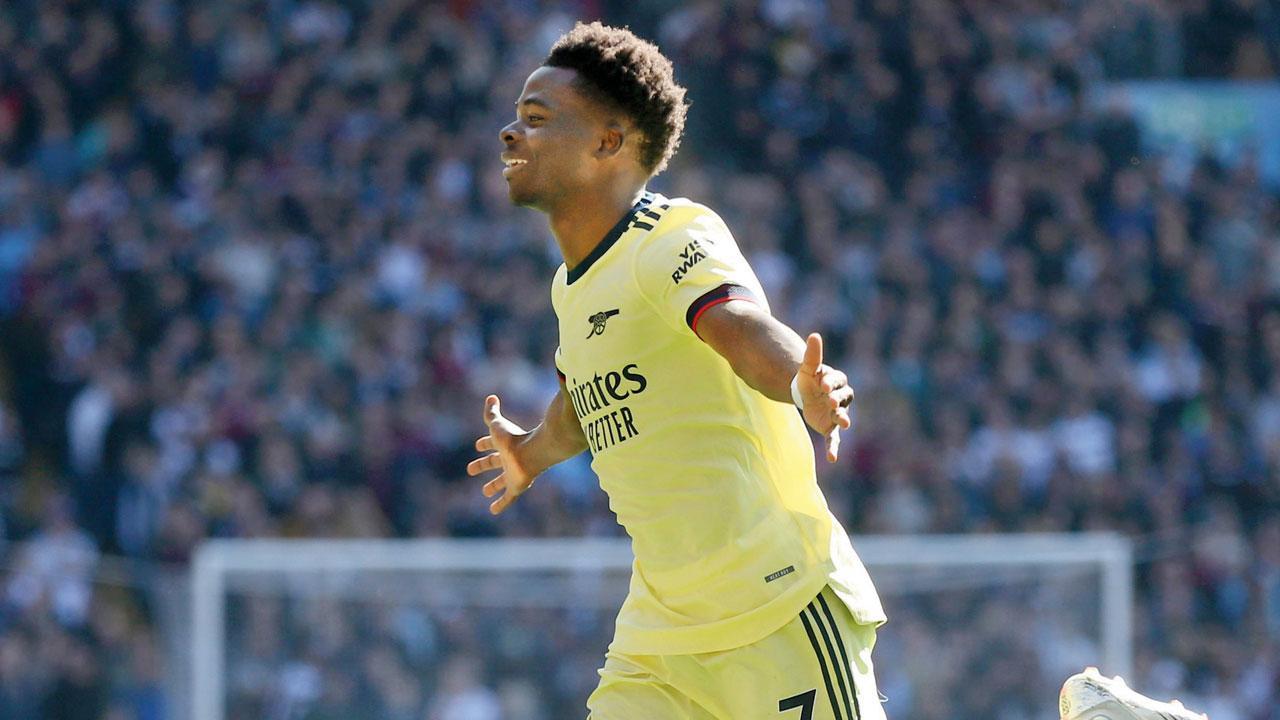 Saka sends Arsenal closer to Champions League return