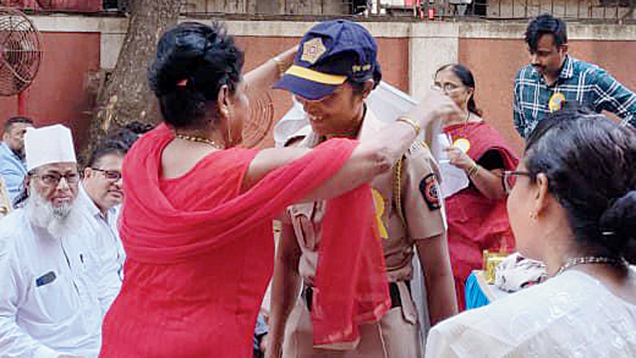 Mahila Dakshata Samiti felicitated policewomen with shawls, coconuts and a floral tribute