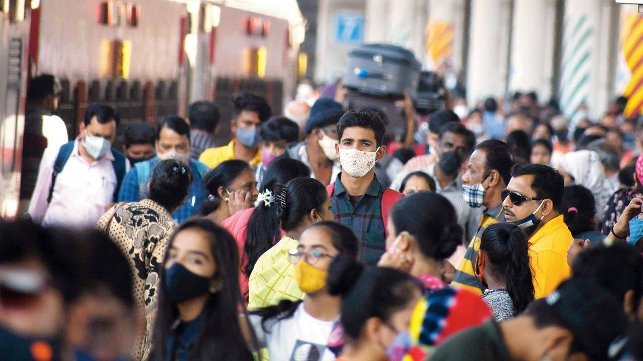 Outstation passengers arriving at Dadar leave the station premises without Covid-19 testing. Pic/Ashish Raje