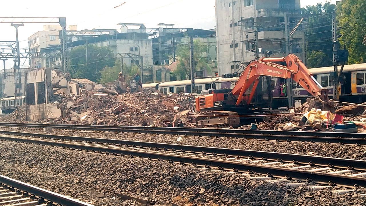 Central Railway demolishes two-storey signal cabin at Diva station; commuters to get 6 benefits