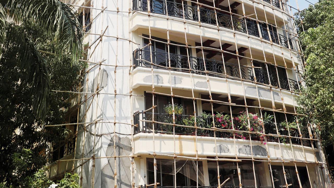One half of ‘Bunty-Babli’ duo strikes at Ekta Heights