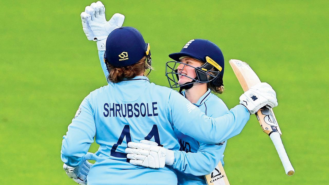 England keep semi-final hopes alive with 1-wicket win over NZ
