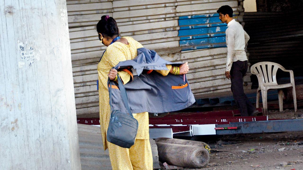 A woman fake marshal removes her uniform to evade the cops at LTT, Kurla