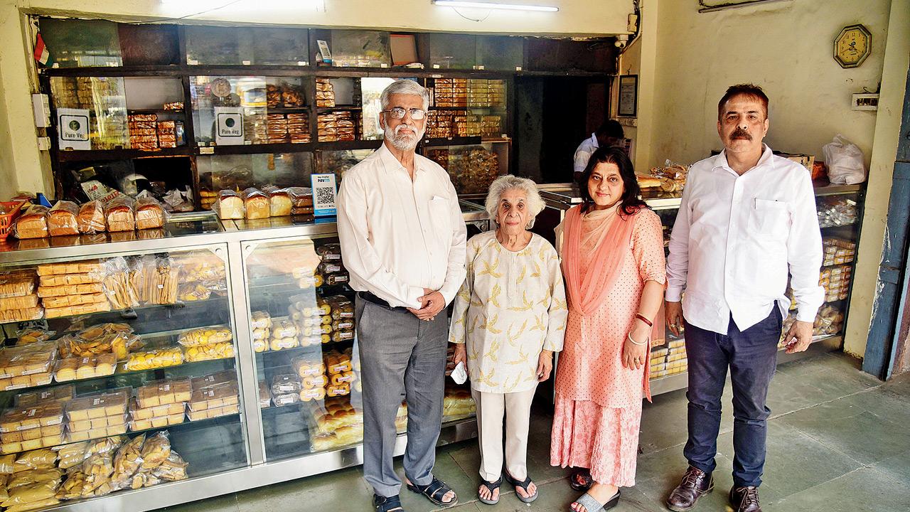 Goregaon resident Girish Samant with Sabar, Firoza and Firdause Irani at Persian Bakery. Pic/Shadab Khan