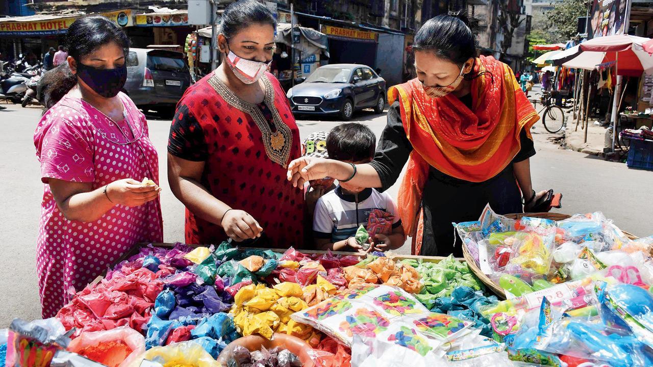 Maharashtra govt pours cold water on DJ-wale holi plans