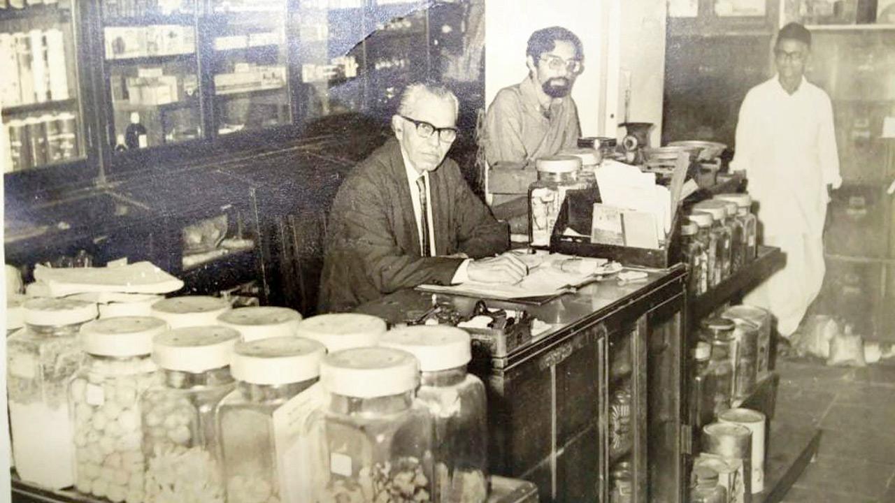 Hormajshah Andhyarujina with son Rointon and Girdharlal Mehtaji at Rezashah Co., Grant Road, in 1975