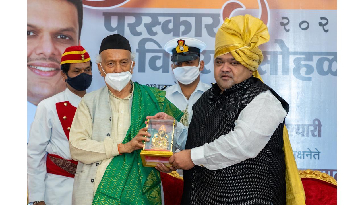 Hon. Governor of Maharashtra presents Kamgar Mitra award at Raj Bhavan