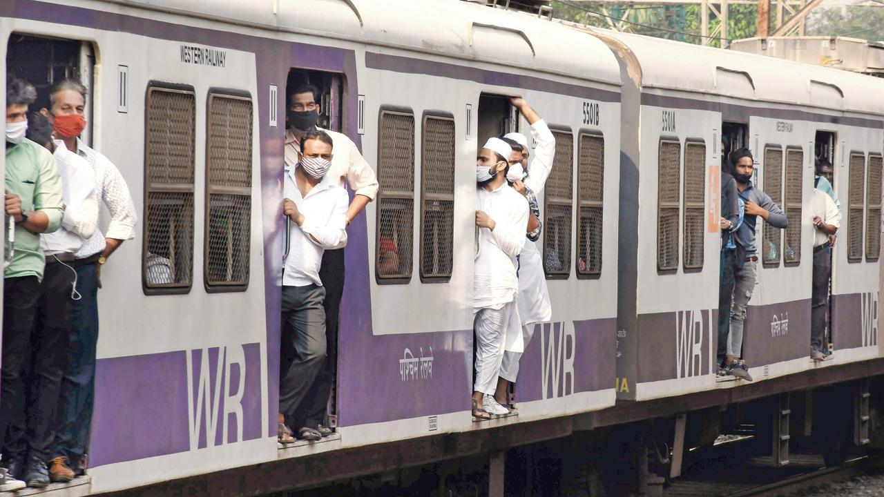 Commuters travel in a local train. The Bombay High Court has said the orders restricting unvaccinated commuters from taking trains was illegal. File pic
