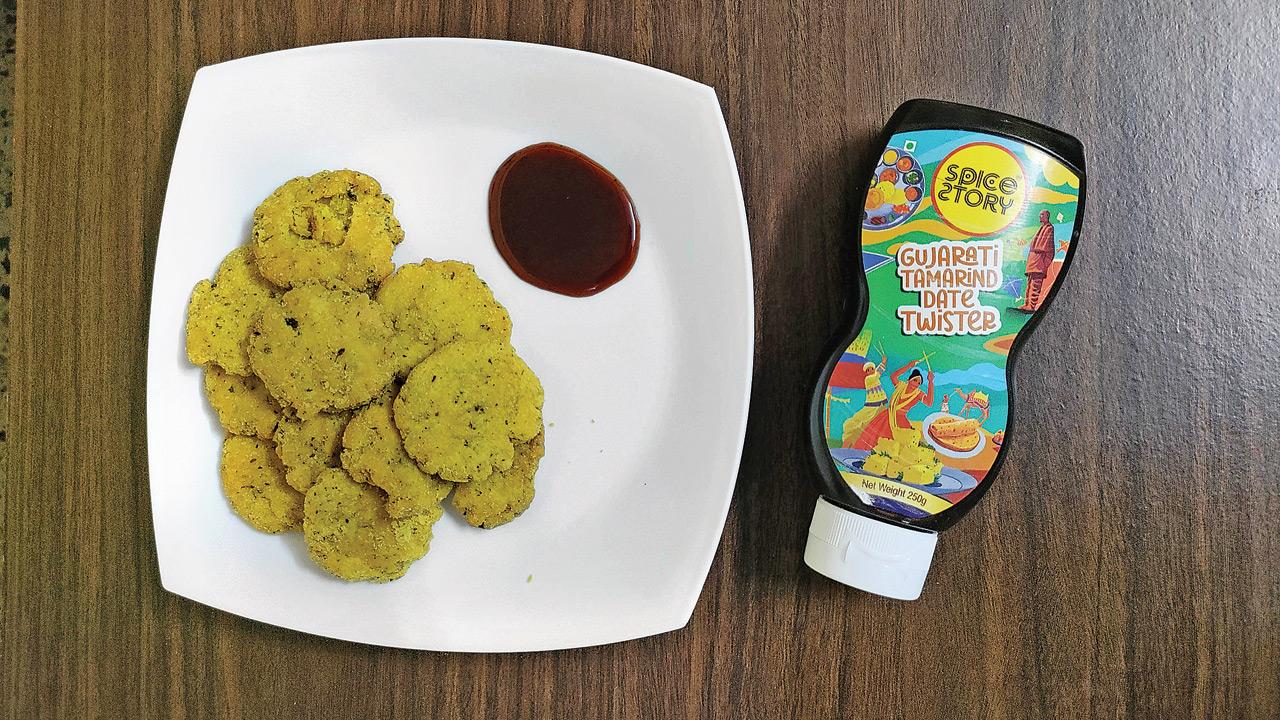 Mathri with tamarind and date twister