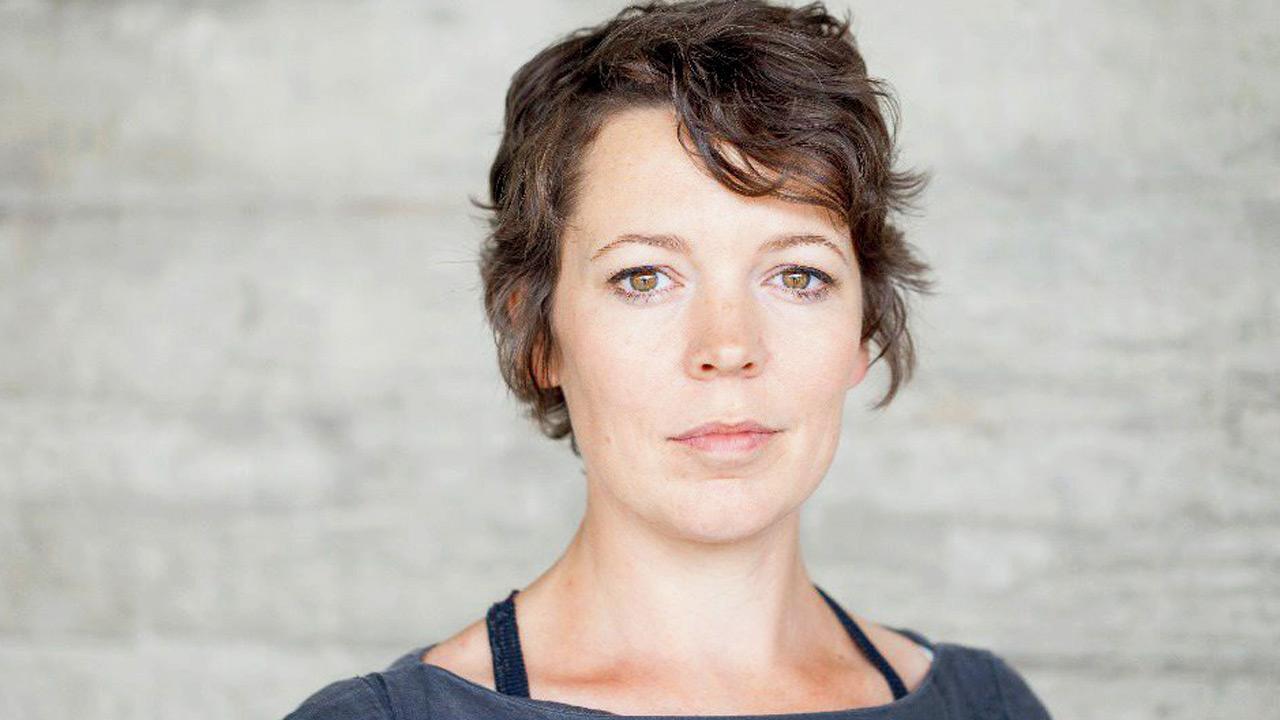 Olivia Colman helps raise funds for Ukrainians
