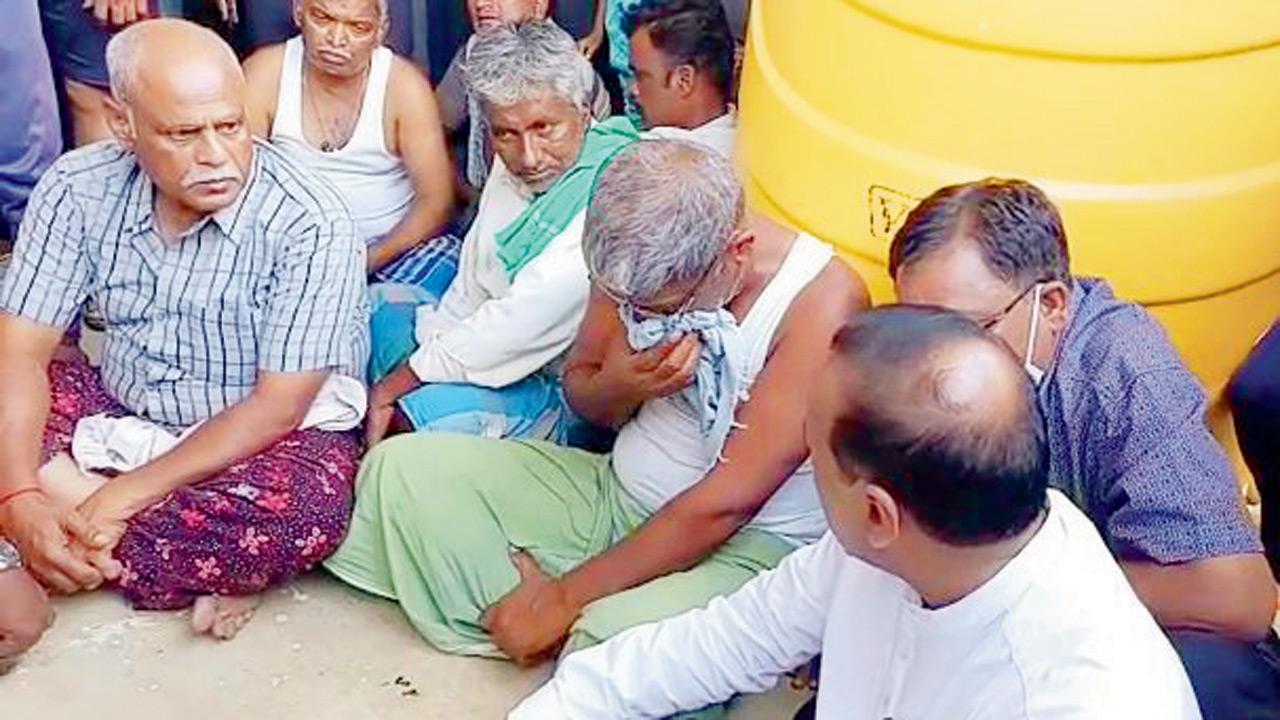 Shekarappa Gyanagouda, father of Naveen who died in Ukraine, breaks down after seeing the photograph of his son’s body, which is in a morgue in Kharkiv. Pic/ANI