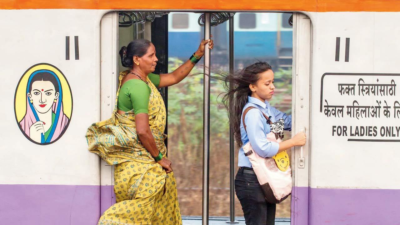 Two men, two minors assault home guard in Mumbai local train