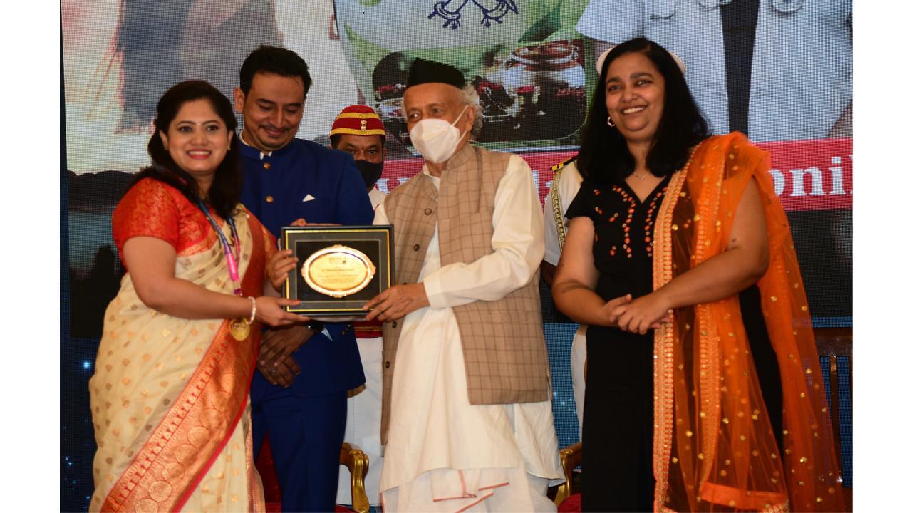 Dr. Vidyulata Naik felicitated with Midday powerful women award