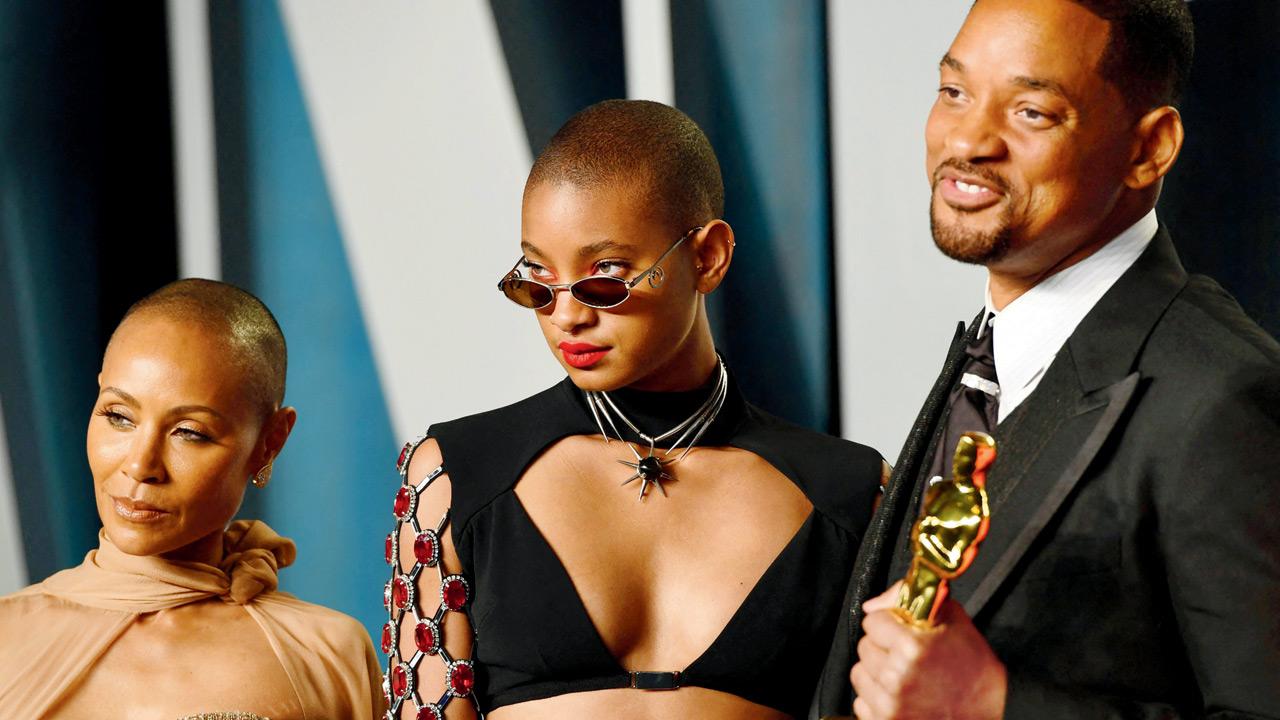 Will Smith, with his award for Best Actor in a Leading Role for King Richard, with daughter Willow and wife Jada Pinkett Smith