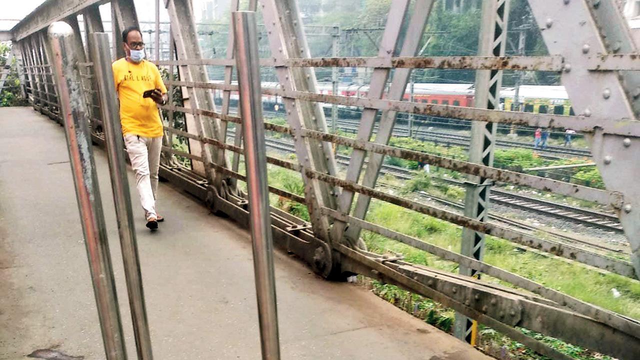 Mumbai: Barricades on Matunga’s Z bridge go missing