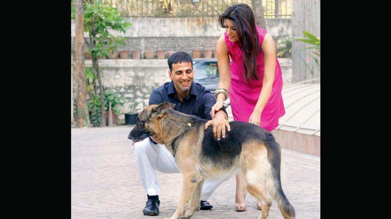 Akki, Tina pay tribute to Cleo