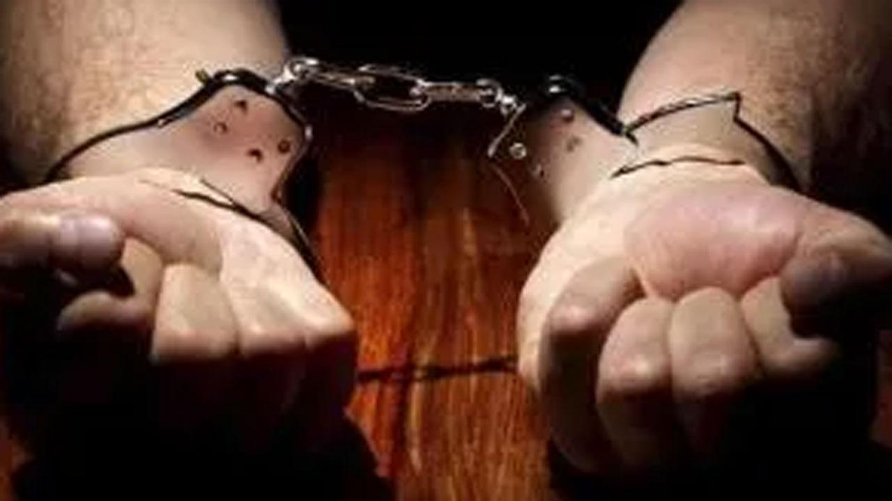 Maharashtra: Three Pune cops among four held for looting man