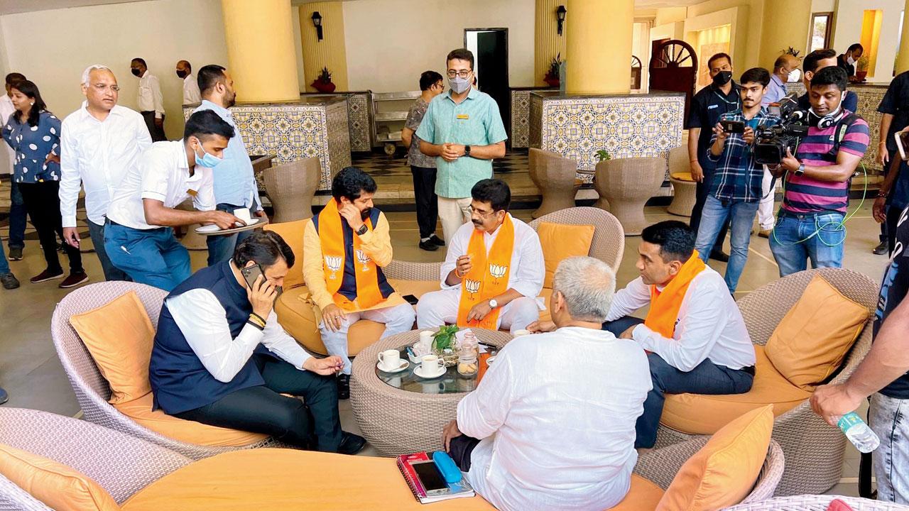 Devendra Fadanvis meets Sawant and other BJP leaders over tea after winning the election, on Thursday. Pics/Faizan Khan