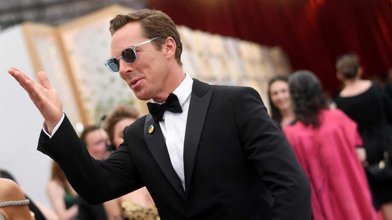 Benedict Cumberbatch, Jason Momoa show support for Ukraine at Oscars 2022