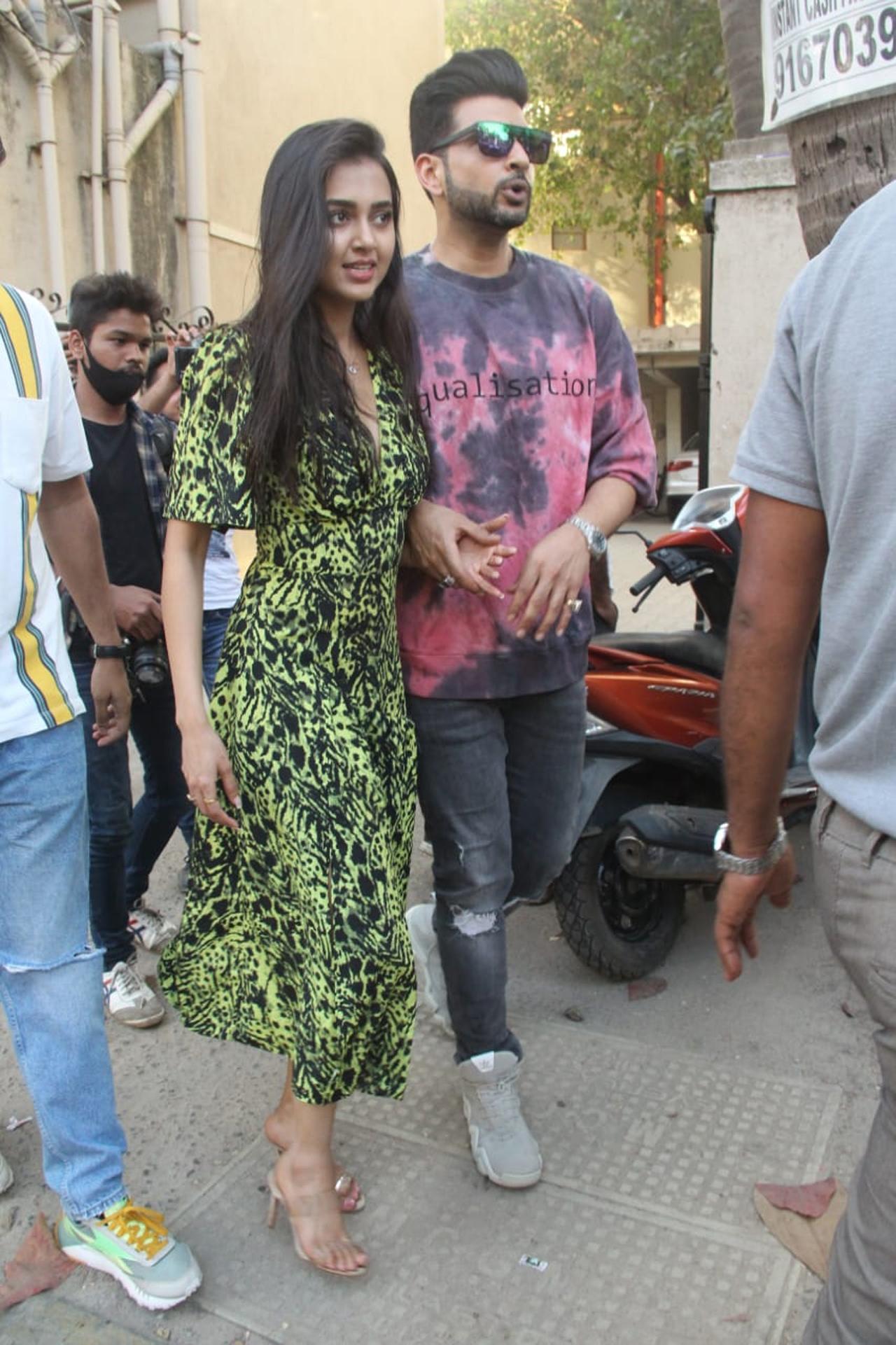The telly couple were clicked together once again strolling the streets of Mumbai, showing off their casual side. Tejasswi was seen wearing a pretty maxi dress whereas Karan opted for an oversized hoodie, paired with a basic pair of denim.