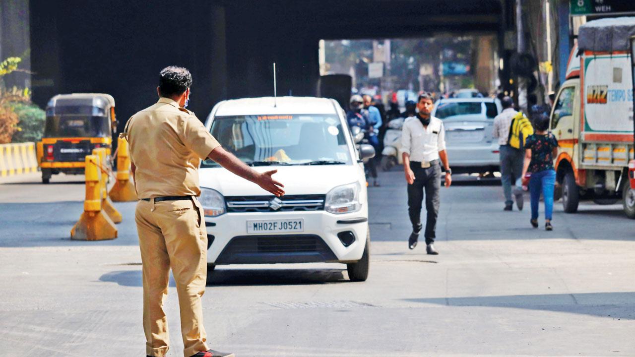 A traffic cop stops a motorist driving on the wrong side, at Andheri West, on February 2, 2021. Pic/Anurag Ahire