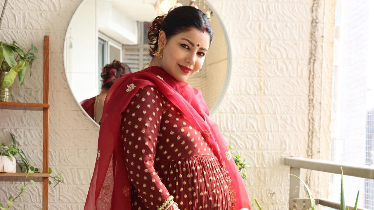 Debina Bonnerjee looks beautiful in her baby shower pictures